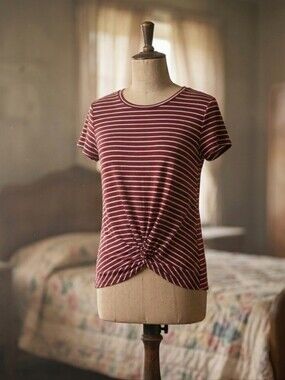 ​Eyeshadow Burgundy & White Striped Front-Twist Tee M